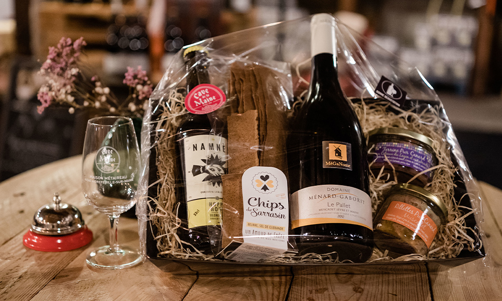 Cave de la Maine : A l’occasion des fêtes de fin d’année, Cécile confectionne des paniers gourmands ou des coffrets de vins, whiskies, rhums… faits sur-mesure selon vos besoins et tout en respectant votre budget.