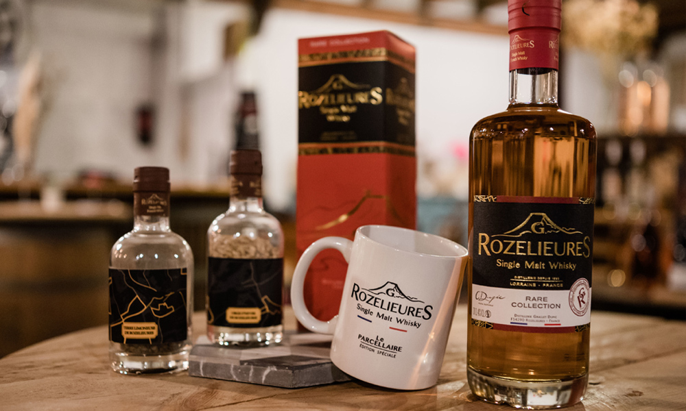 Dans notre boutique, la Cave de la Maine à Aigrefeuille-sur-Maine, retrouvez des spiritueux en provenance de France, d’Ecosse et du reste du monde : Whiskies, Rhums, Gins, Cognac, Armagnac, Calvados, Vodka, Pastis, Pisco…